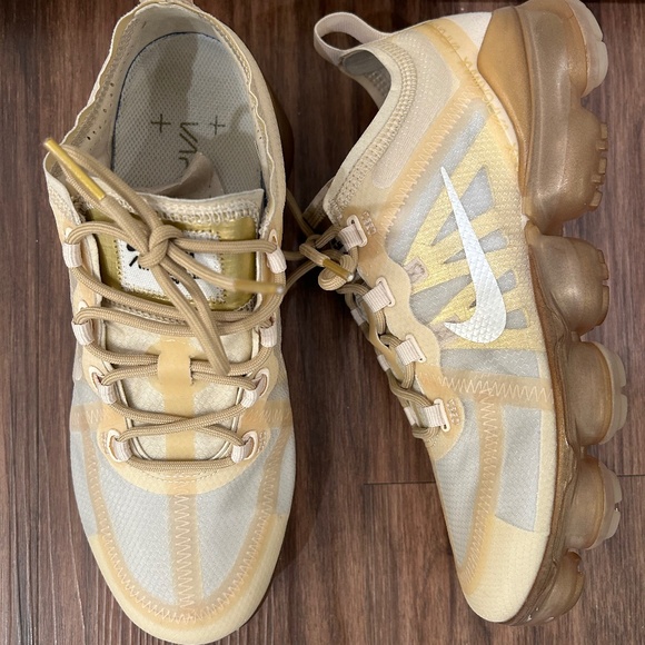 Nike Air VaporMax Women’s 2019 Gold Running Sneaker Shoe size US 7.5 AR6632-101 - Picture 2 of 10